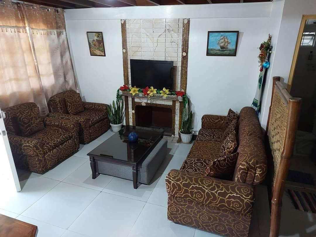 Spacious sala with classic décor & flat-screen TV